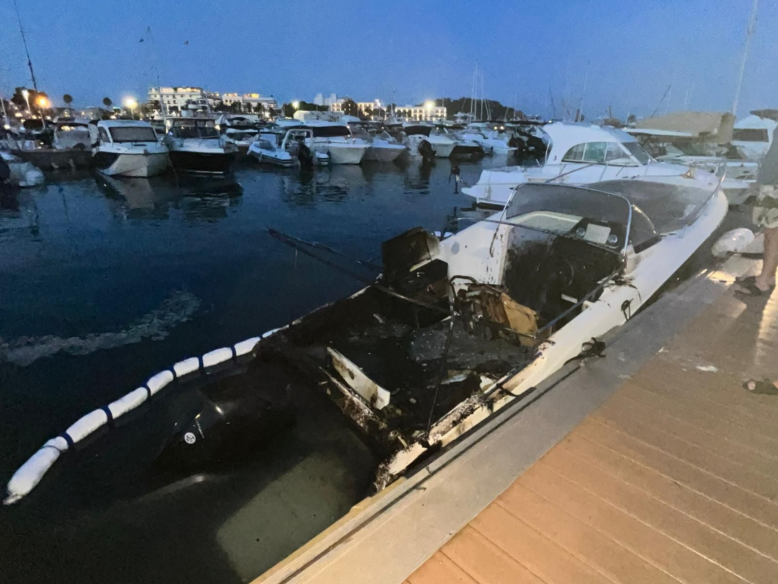 Arde una embarcación en el puerto de Santa Eulària