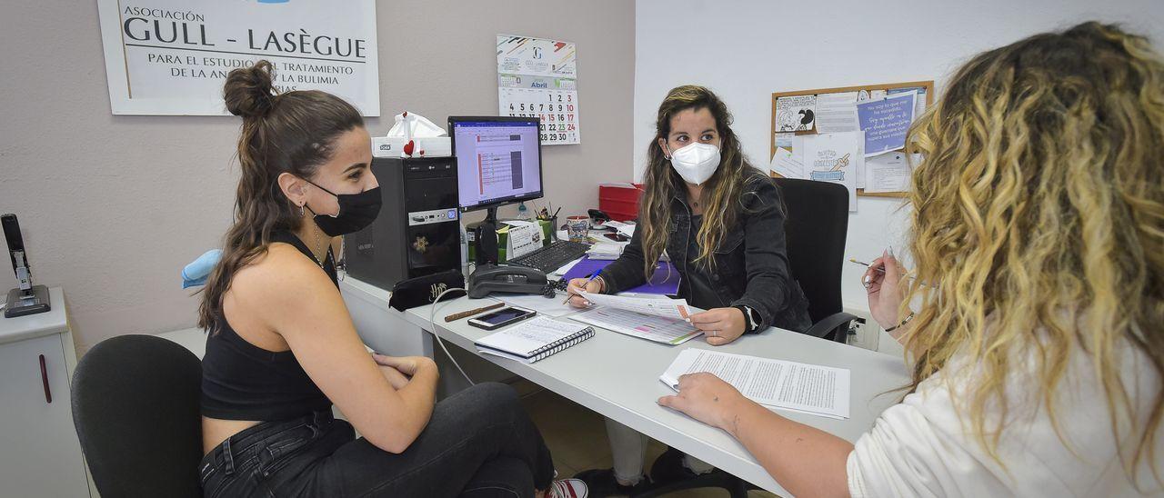 En el centro, Lindsay Ramos, una de las trabajadoras sociales de la Asociación Gull- Laségue, junto a una compañera y una alumna en prácticas .