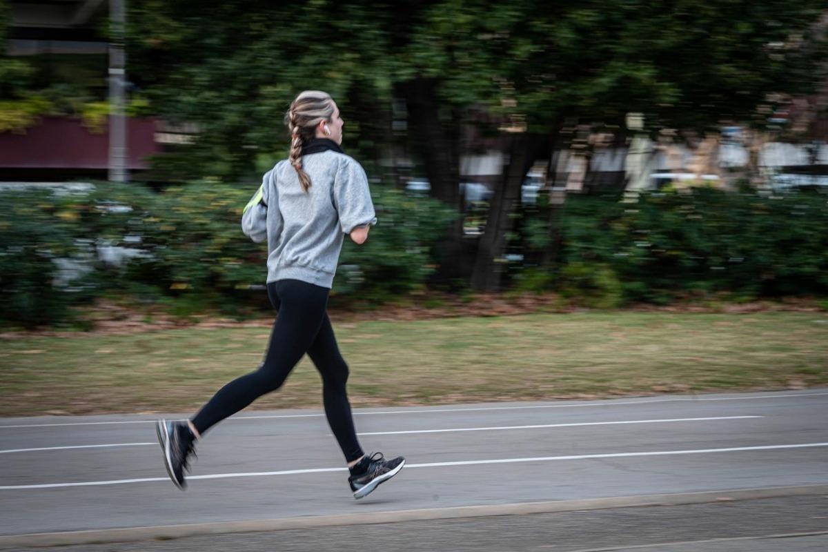 Así puedes cuidar las rodillas en los deportes de impacto