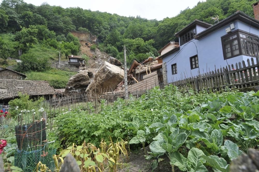 Un argayo obliga a desalojar un pueblo en Lena