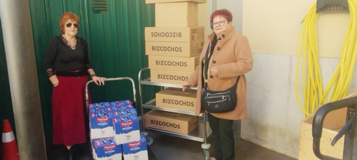 Maite Orozco, a la derecha, entregando la donación a la Cocina Económica.