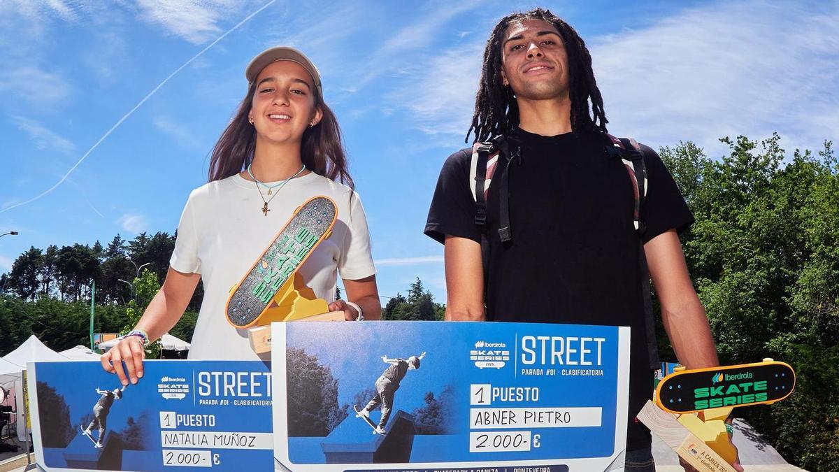 Nataliza Muñoz y Abder Pietro, con sus trofeos. | RFEP