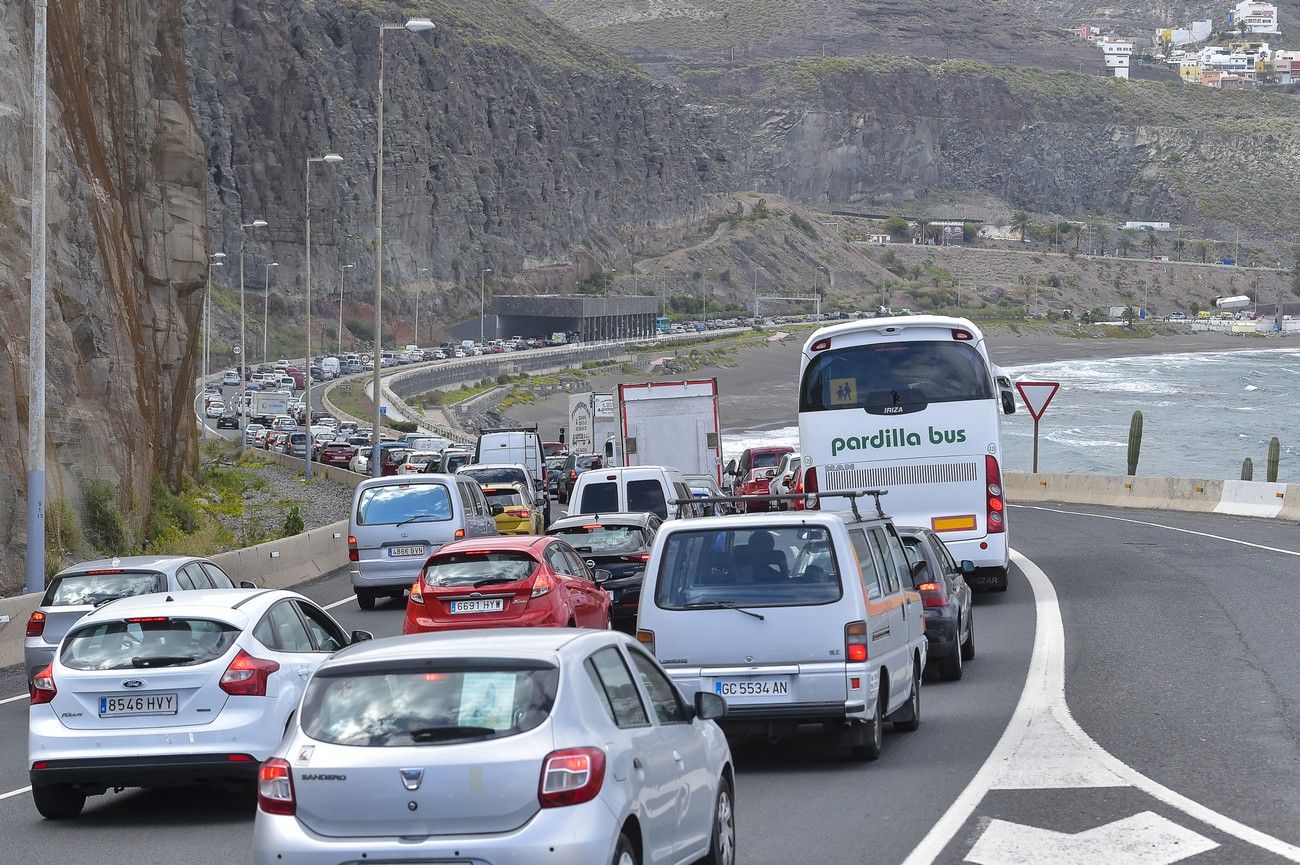 Accidente de un camión en una ladera cerca de La Laja