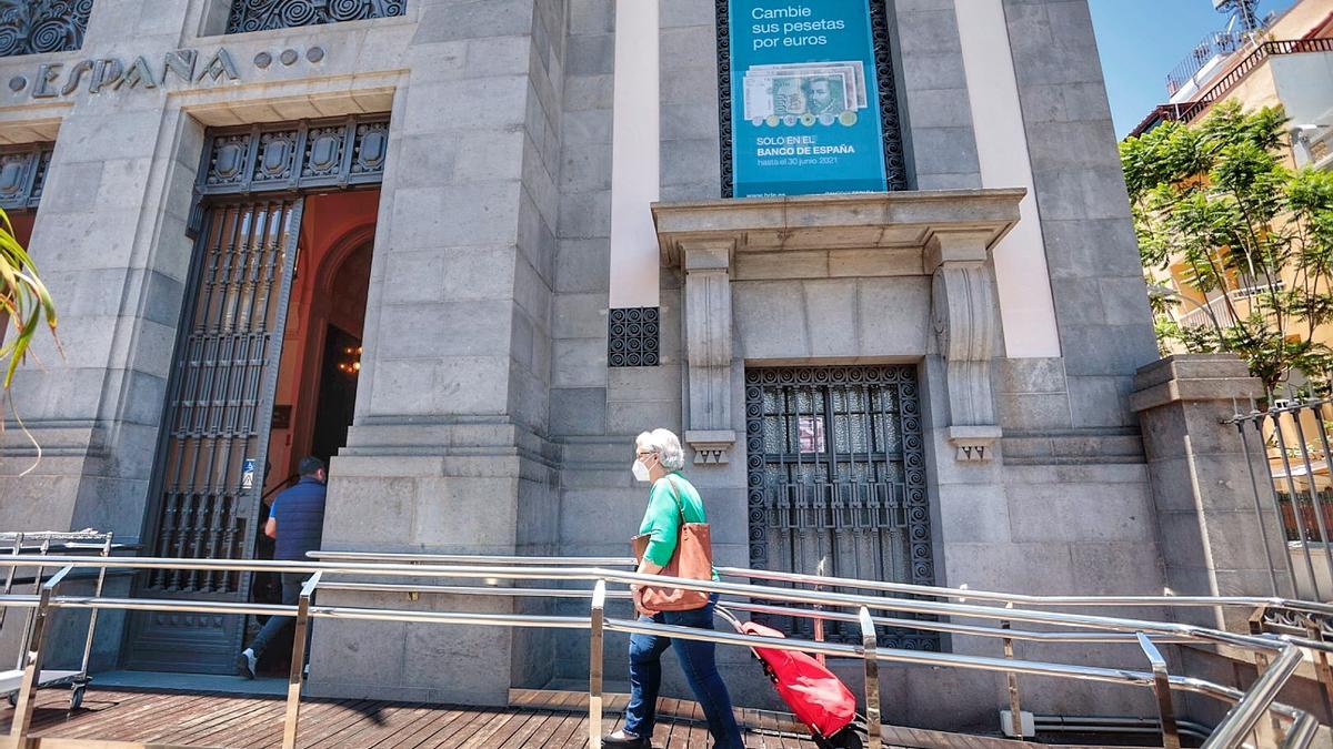 Una mujer se dispone a entrar en la sede del Banco de España en Santa Cruz de Tenerife.