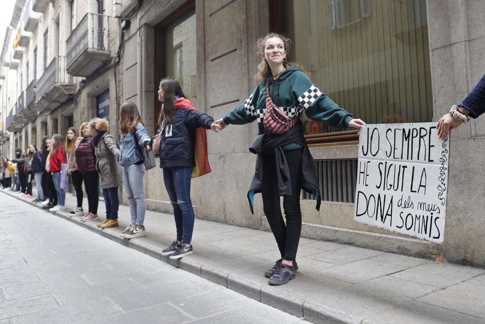 Cadena humana a Girona amb motiu de la vaga feminista