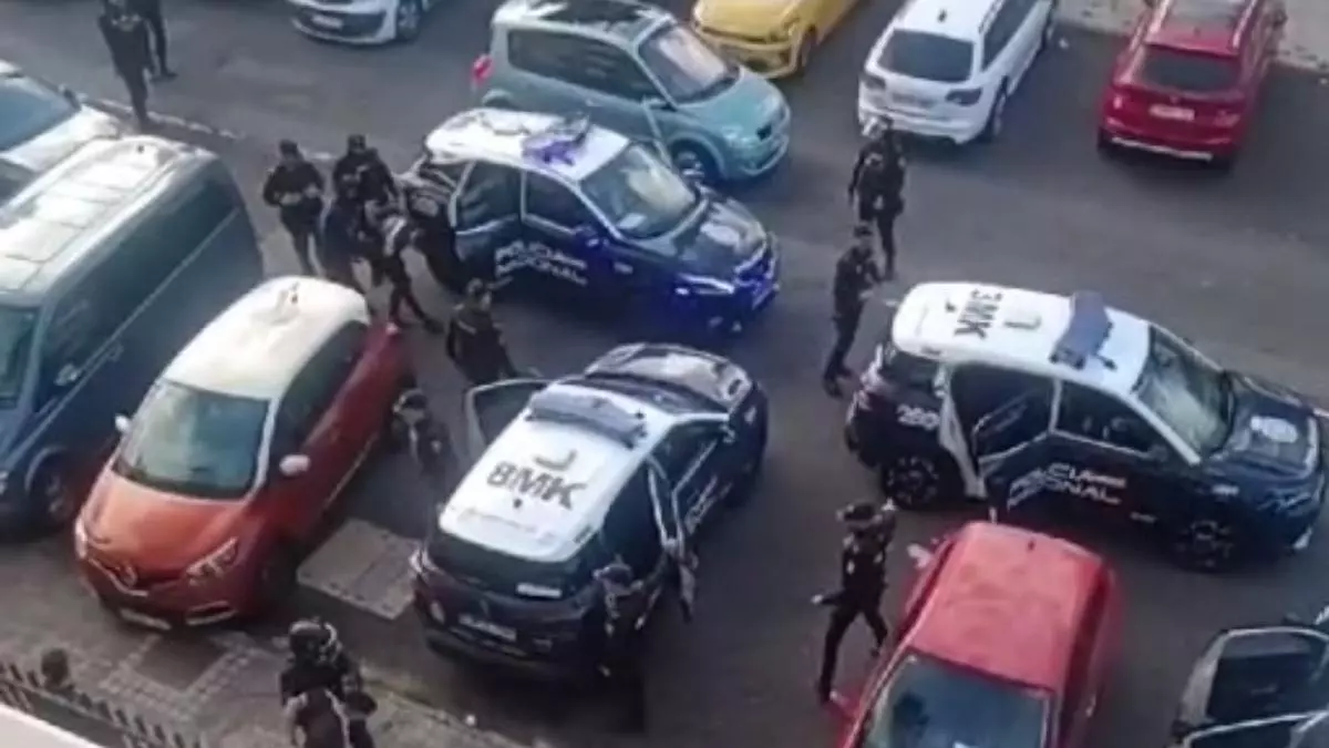 Los tres acusados de asaltar un furgón en el centro comercial La Ballena quedan en libertad con cargos