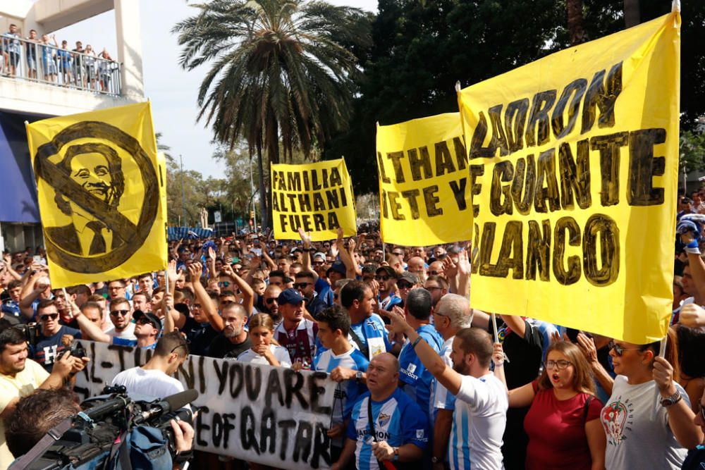 La protesta, convocada para los instantes previos al Málaga - Almería, ha sido más multitudinaria que otras anteriores y ha tenido un cántico más recurrente que otros: ¡Al Thani, vete ya!