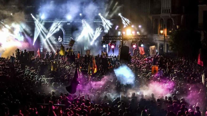 Una noche de fiesta y música de DJ en la Plaza Mayor de Zamora.