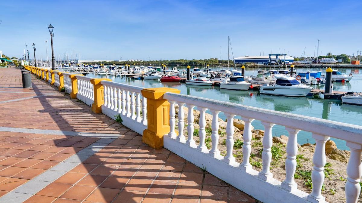 La ciudad de Andalucía con hermosas playas y casas palaciegas