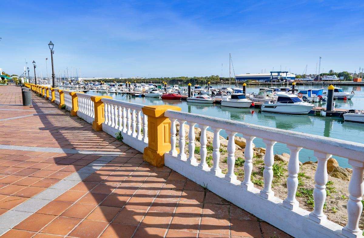La ciudad de Andalucía con hermosas playas y casas palaciegas