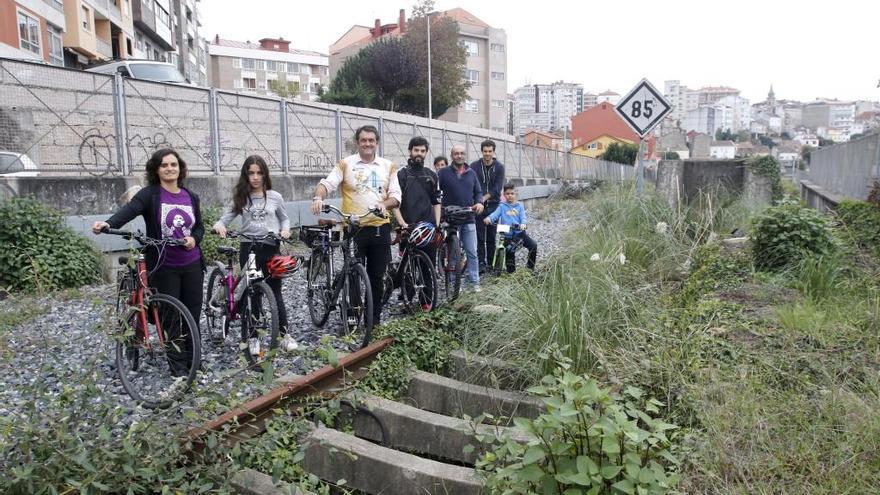 Ciclistas sobre la vía férrea en la zona de la Plaza de San Lorenzo, antes del enlace con Vía Norte. // A. Villar