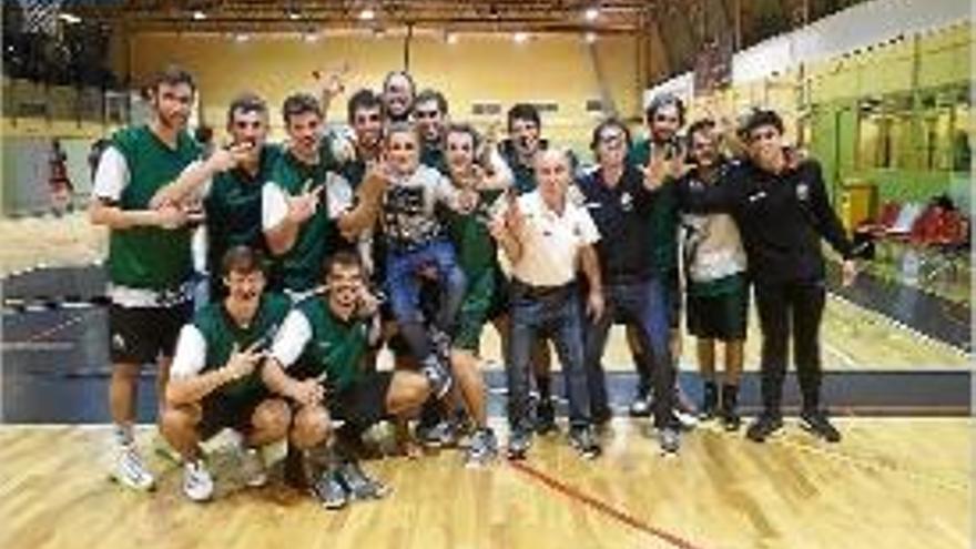 Celebració del triomf del CB Sant Narcís en el derbi davant el Bisbal.