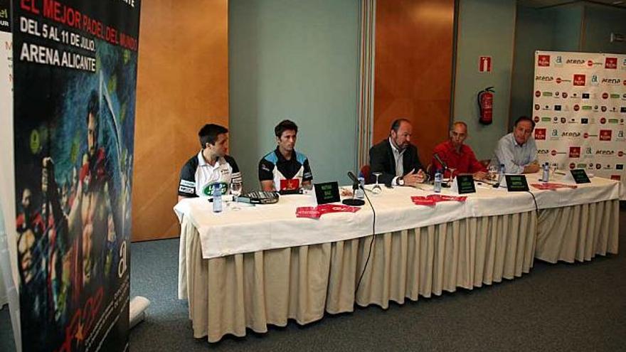Un momento de la rueda de prensa con los palistas Belasteguin y Matías Díaz.