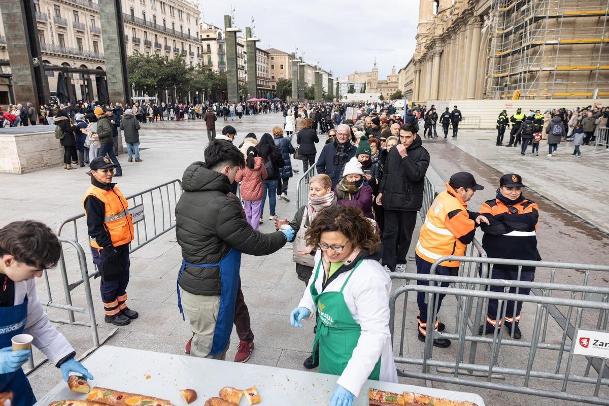 En imágenes | EL PERIÓDICO DE ARAGÓN reparte 20.000 raciones de roscón en la plaza del Pilar por San Valero