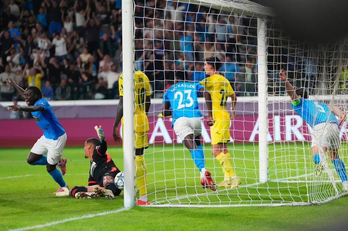 Luiz Junior reclama una falta en el gol del Pafos.