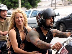 Shakira es passeja en moto per la Barceloneta després de gravar el seu últim videoclip.