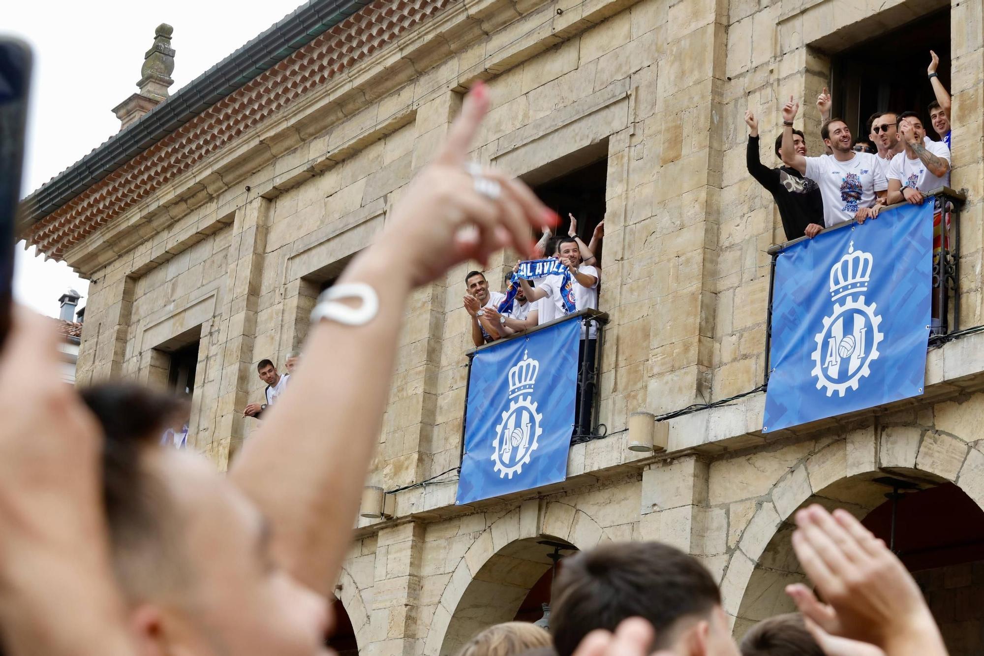 EN IMÁGENES: Así fue el recibimiento de los jugadores del Real Avilés en el Ayuntamiento