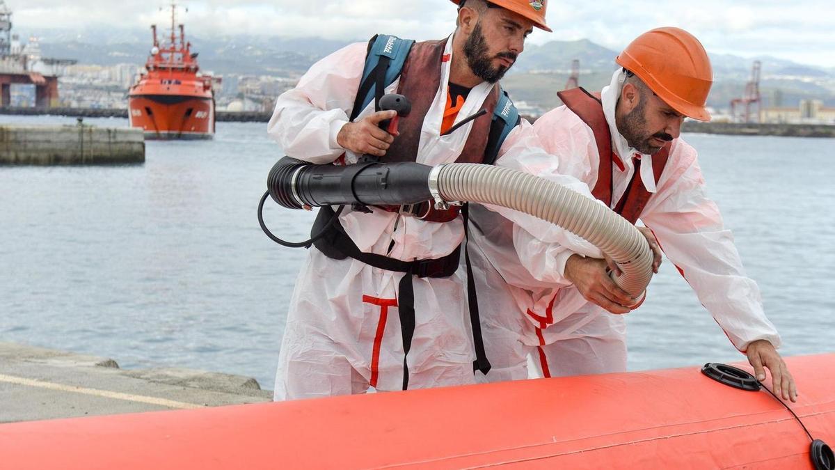 Dos trabajadores durante un simulacro de vertido en el Puerto de Las Palmas realizado en 2023