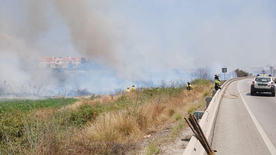 Controlado un incendio en Vélez originado por un coche en llamas próximo al recinto ferial