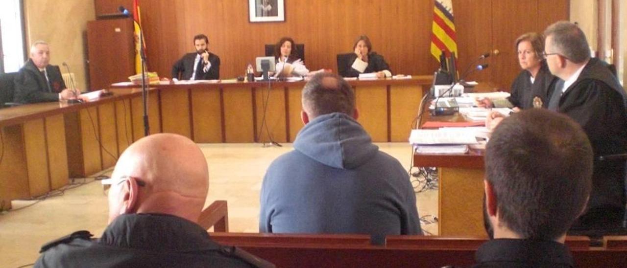 El presunto agresor del juez de paz de Santa Eulàlia, de 42 años, ayer durante el juicio en Palma.