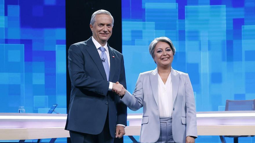 Los candidatos a la presidencia de Chile Jeannette Jara, por el partido Unidad por Chile, y José Antonio Kast, por el Partido Republicano y Social Cristiano, antes de un debate el pasado martes.