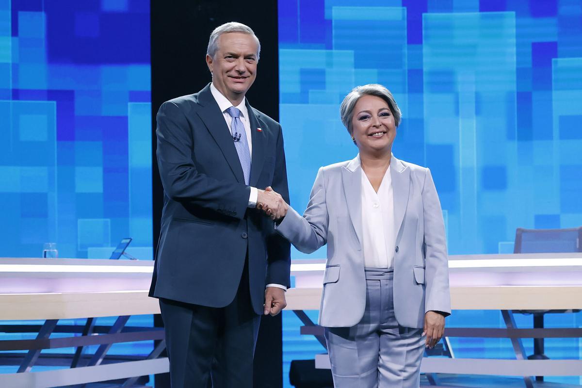 Los candidatos a la presidencia de Chile Jeannette Jara, por el partido Unidad por Chile, y José Antonio Kast, por el Partido Republicano y Social Cristiano, antes de un debate el pasado martes.