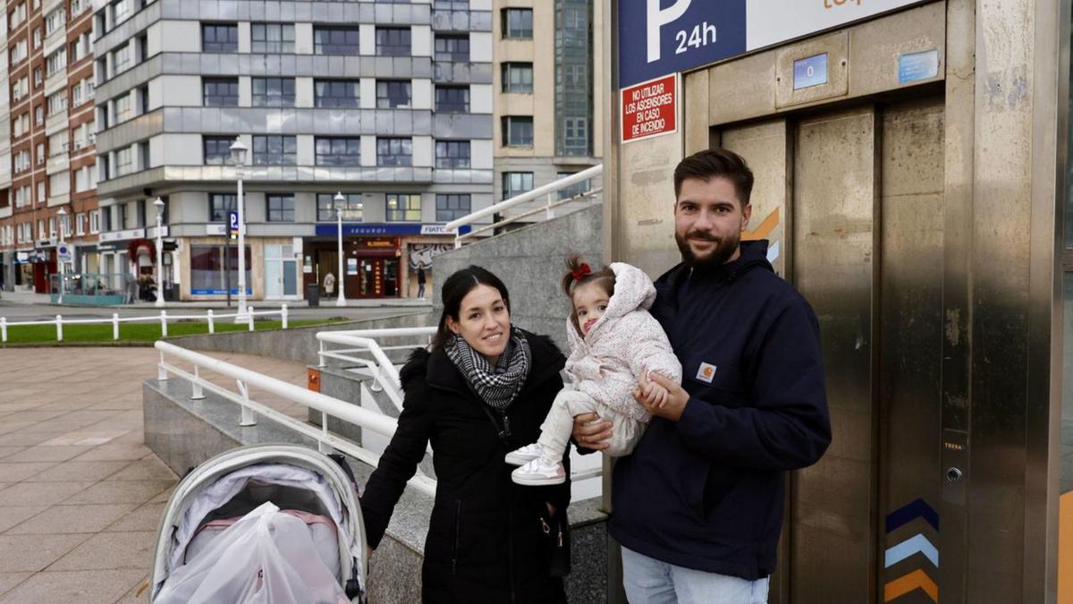 Marina Molina, Héctor Camino y la pequeña Claudia, esperando el ascensor para acceder a la instalación de los Jardines del Náutico.