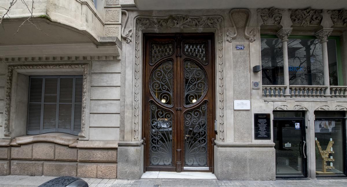 Puerta del número 204 de la calle de París