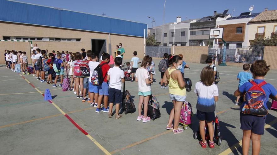 El PSOE alerta de que 30 colegios y centros cívicos carecen de porteros y ordenanzas