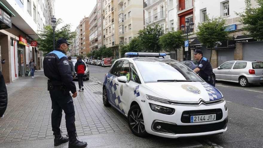 La Policía Local ha intensificado ya su presencia en todo el entorno de Torrecedeira. // Ricardo Grobas