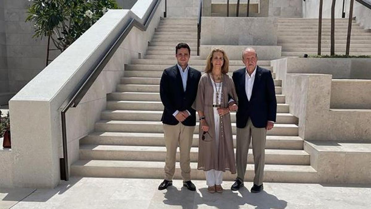 Froilán, Elena de Borbón y el rey Juan Carlos, en Abu Dabi.