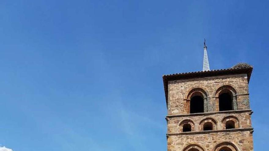 Turistas sevillanos ante la iglesia de Santa María de Tábara.