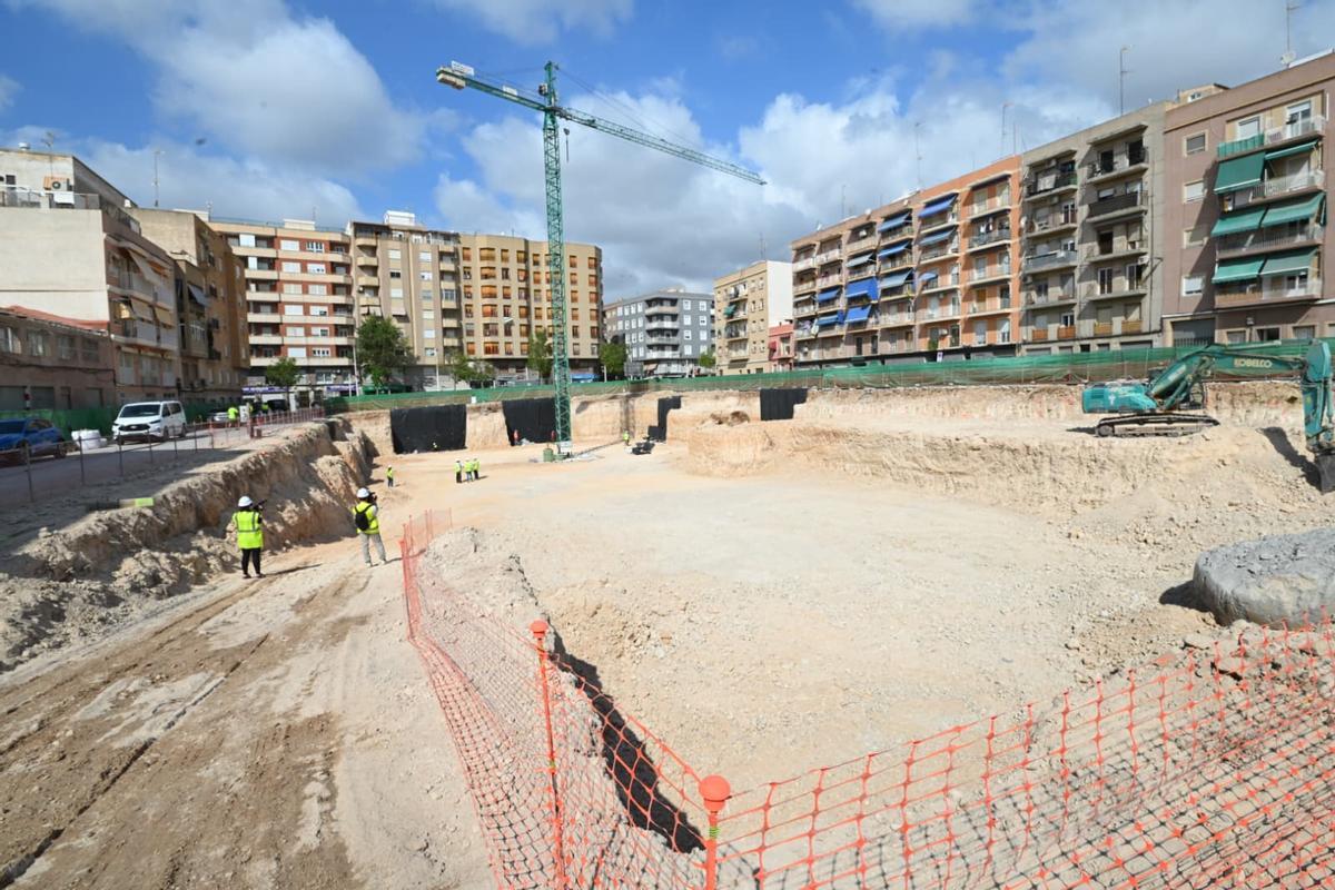 Visita a las obras del centro sociocultural de Jayton donde ya se aprecia la envergadura del proyecto de los aparcamientos