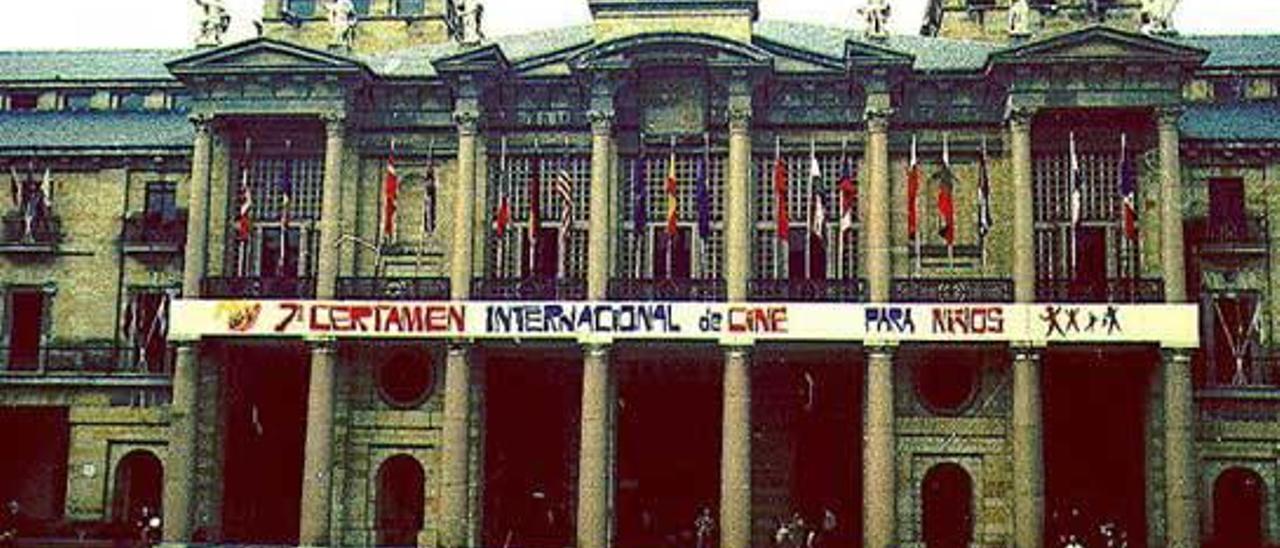 La fachada del teatro de la Laboral durante el VII Certamen de Cine para Niños.