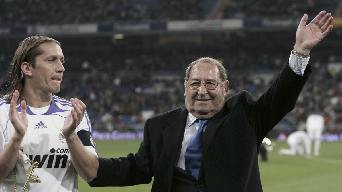 Paco Gento, en una imagen de archivo junto a Michel Salgado.