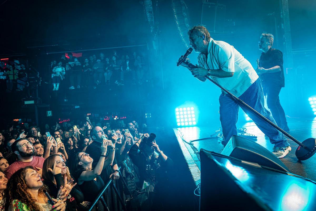 Love of Lesbian cierra filas con su ‘hermandad’ en un inflamado estreno en Razzmatazz