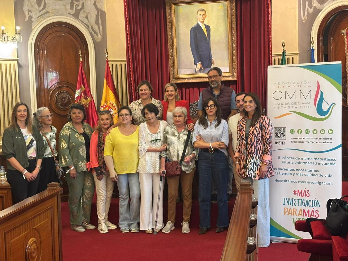 Participantes en el acto conmemorativo por el día mundial del cáncer de mama metastásico en Badajoz.