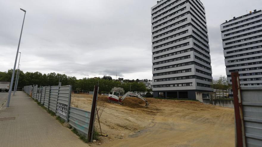 Trabajos de urbanización, ayer, en el entorno de la Torre Amura. |   // IAGO LÓPEZ