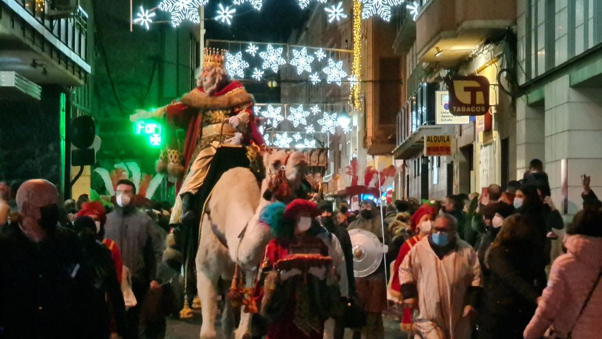 Los Reyes Magos han recorrido las calles de Elda en camello.