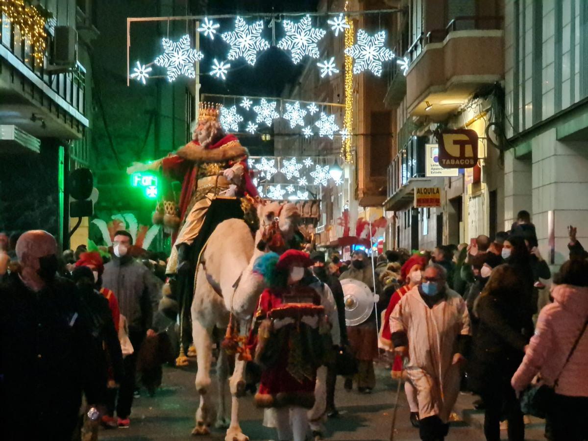 Los Reyes Magos han recorrido las calles de Elda en camello.