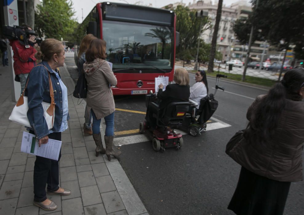 Las mujeres, que tienen problemas de movilidad, se han puesto frente al autobús durante casi una hora en la parada de Óscar Esplá