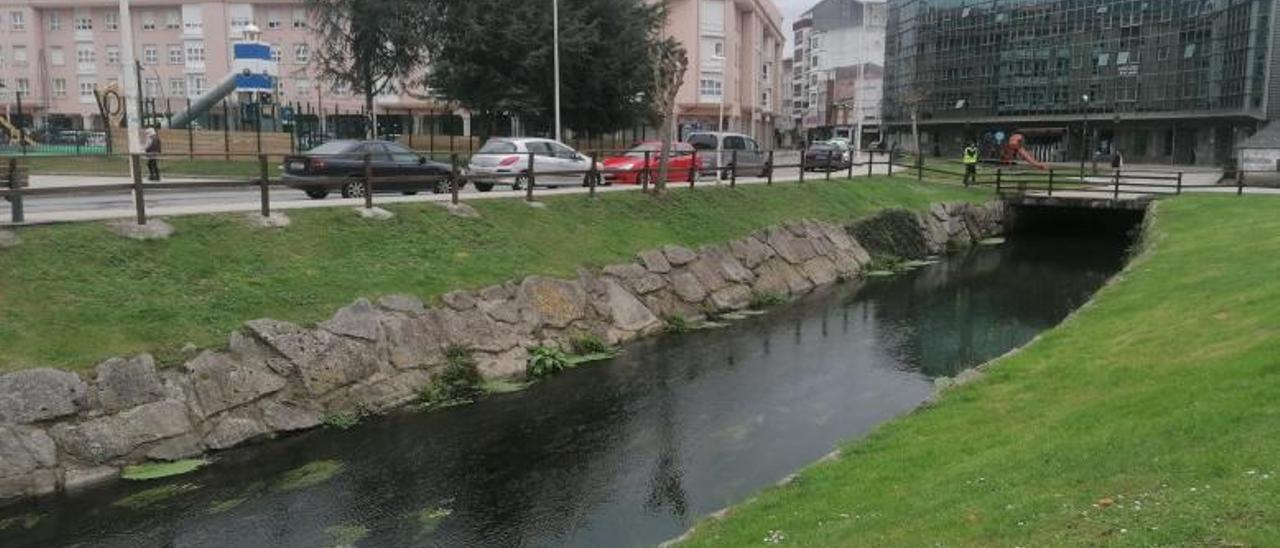 Río Maior a su paso por As Brañas, en Sada.   | // LA OPINIÓN