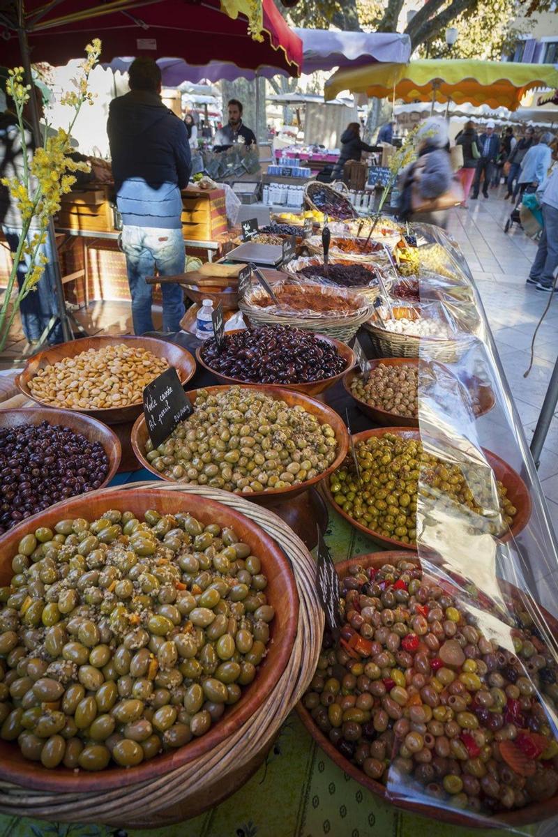 Mercadillo de artesanías y productos tradicionales de Cassis