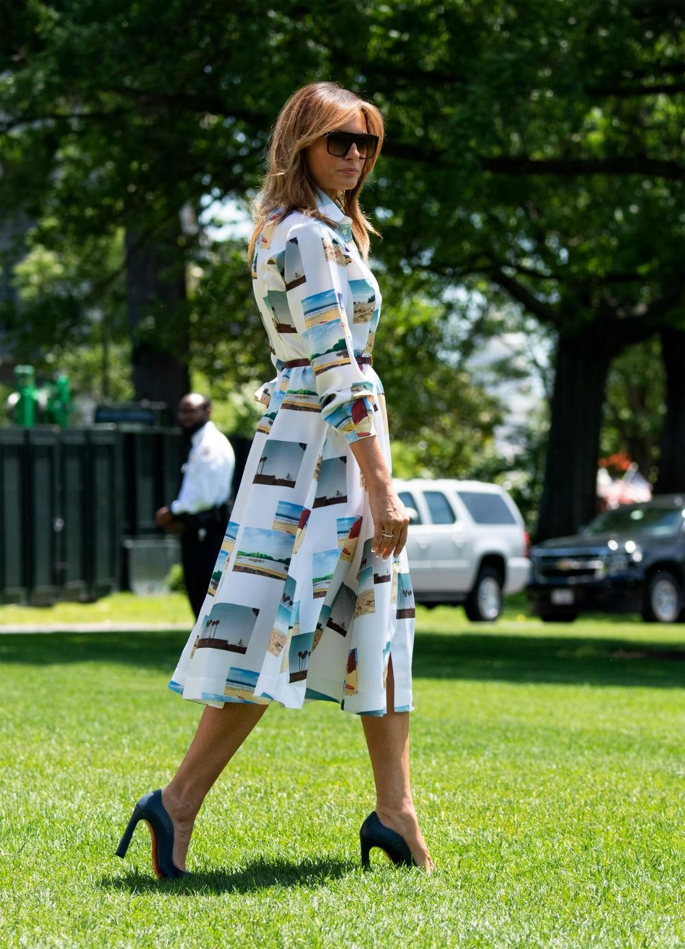 Melania Trump con vestido de postales estampadas