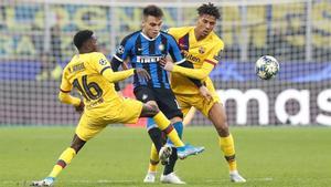 Wagué y Todibo disputan el balón con Lautaro Martínez en el Inter-Barça de la Champions 2019/20