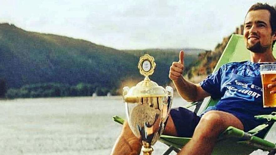 Iván Penalba, con el trofeo y una pinta junto al Rin