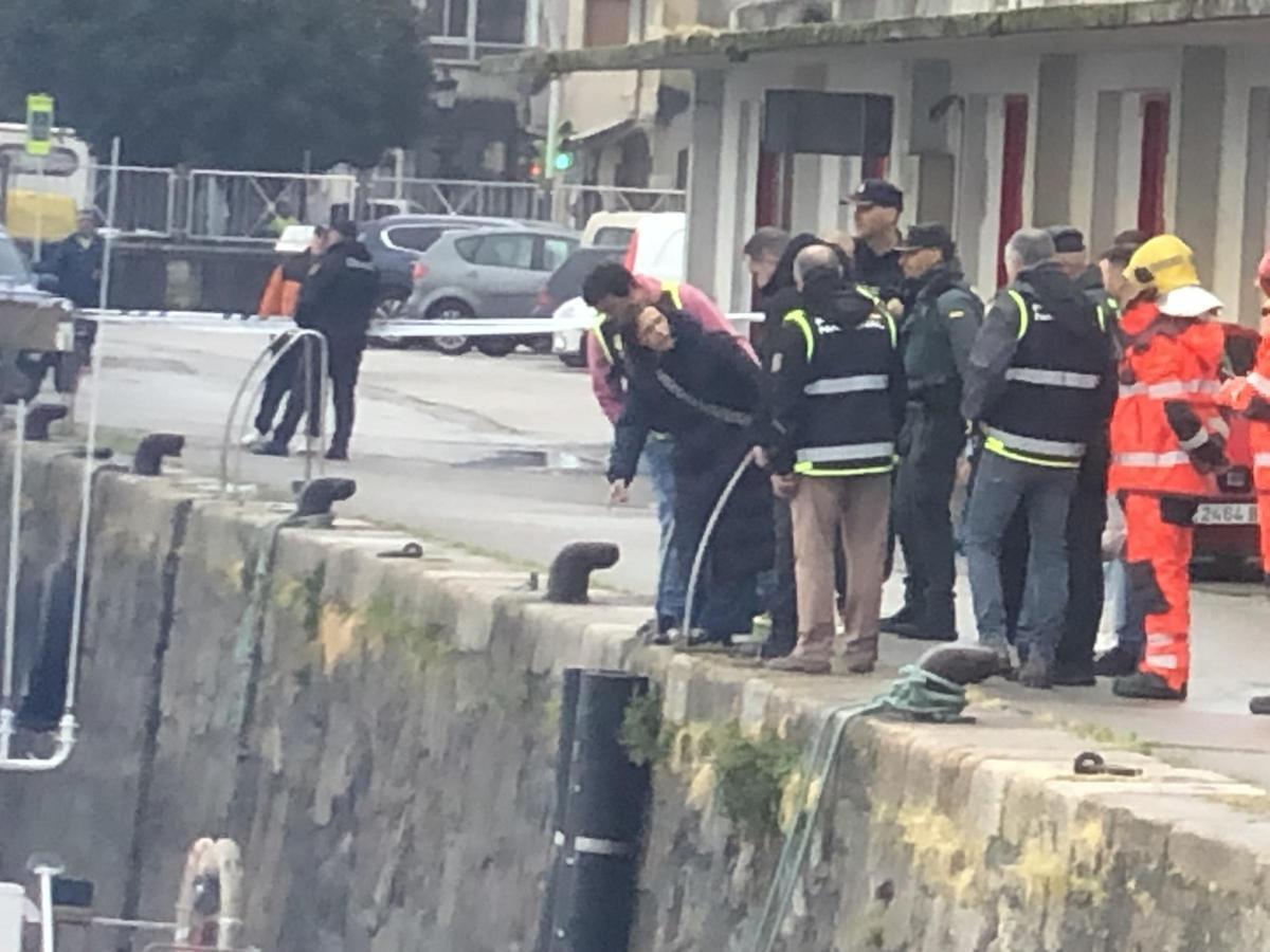Agentes y personal de la comitiva judicial, en el muelle.