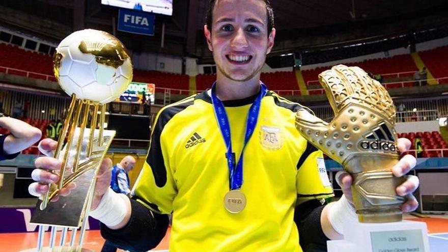 Nico Sarmiento posa con el trofeo de campeón y con el Guante de Oro.