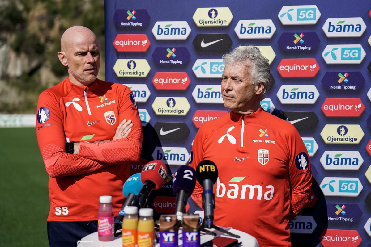 Stale Solbakken, seleccionador de Noruega y Ola Sand, médico del equipo. EFE/EPA/Fredrik Varfjell NORWAY OUT