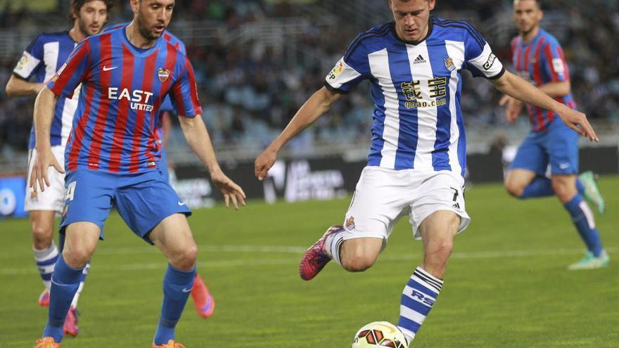 Finnbogason se dispone a golpear el balón ante Ramis.